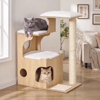 Kratzbaum aus hellem Holz mit beigen Polstern und Sisalpfosten; graue Katze auf dem oberen Regal, orange Katze in der Höhle.