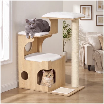 Kratzbaum aus hellem Holz mit beigen Polstern und Sisalpfosten; graue Katze auf dem oberen Regal, orange Katze in der Höhle.
