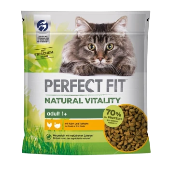 Hundefutterbeutel mit einer Nahaufnahme des Gesichts einer flauschigen Katze, beschriftet mit "Perfect Fit Natural Vitality", sowie den Texten "70% Protein" und "Erwachsene 1+".