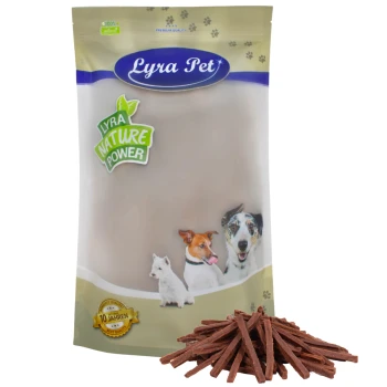 Rinderdörrfleisch Sticks 1 kg Lyra Haustier Hundeleckerlis Verpackung mit beigem Hintergrund, mit einem Hund, einer Katze und einem weißen Hund, beschriftet "Lyra Nature Power" mit einem Qualitätssiegel.