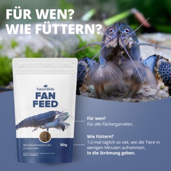 Nahaufnahme einer blauen Fächergarnele und einer NatureHolic 'FAN FEED' 30g-Tüte, deutscher Text ‚FÜR WEN? WIE FÜTTERN?‘ sowie Fütterungshinweise