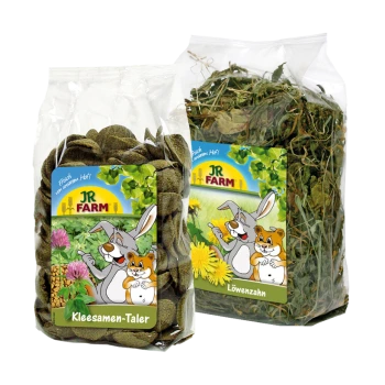 Zwei Säcke Tierfutter von JR FARM: einer mit der Aufschrift "Kleesamen-Taler" mit grünen Pellets und der andere "Löwenzahn" mit getrockneten Kräutern.