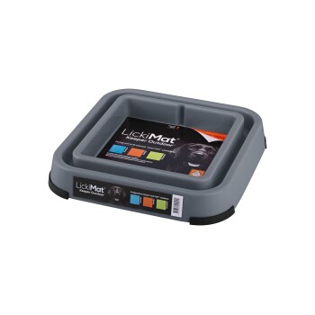 Graue LickiMat Keeper Outdoor-Hundematte mit einem Hundebild und Produktdetails, entworfen für den Einsatz im Freien.