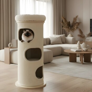 Flauschige Katze mit blauen Augen in einem beigen, zylindrischen Katzenturm mit drei Öffnungen in einem modernen Wohnzimmer.