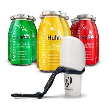SmoothieDog-Haustiersnacks in gelben (Huhn), grünen (Lamm) und roten (Rind) Flaschen, mit einem weißen Flaschenhalter an der Seite.