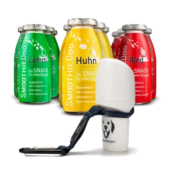 SmoothieDog-Haustiersnacks in gelben (Huhn), grünen (Lamm) und roten (Rind) Flaschen, mit einem weißen Flaschenhalter an der Seite.