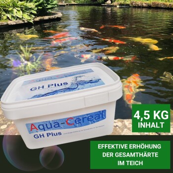 Behälter mit Aqua-Cereal GH Plus, 4,5 kg, zur Erhöhung der Wasserhärte, mit Koi-Fischen, die in einem Teich schwimmen.