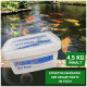 Behälter mit Aqua-Cereal GH Plus, 4,5 kg, zur Erhöhung der Wasserhärte, mit Koi-Fischen, die in einem Teich schwimmen.