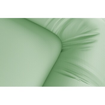 Nahaufnahme einer weichen, strukturierten grünen Haustierbett-Ecke, die den plüschigen Stoff und das bequeme Design zeigt.