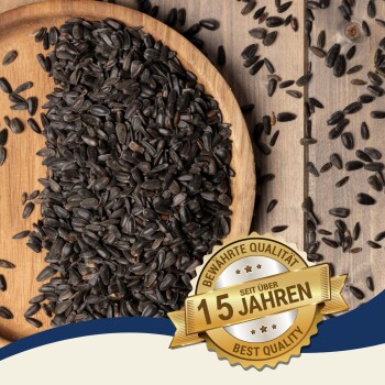Eine Holzschale mit schwarzen Sonnenblumenkernen, einige auf einer Holzoberfläche verstreut, mit einem Abzeichen, das "Beste Qualität" und "10 Jahre" liest.