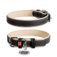 Collier pour chien en cuir matelassé noir et beige, surpiqûres contrastées, boucle métallique et médaille ronde avec code QR portant l'inscription « WAU DOG ».