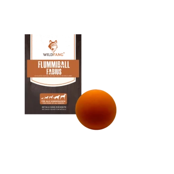 Oranger Gummihundeball neben einer Verpackung mit der Aufschrift "WILDFANG FLUMMIBALL FABUS", die angibt, dass er aus Naturkautschuk für alle Hunderassen hergestellt ist.