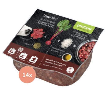 Tierfutterverpackung mit 'Lamm-Menü' mit frischem Lamm, Gemüse und Reis. Der Text hebt glutenfrei und einfache Zubereitung hervor.