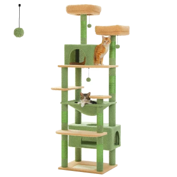 Ein mehrstöckiger grüner Katzenbaum mit zwei Katzen, einer orange und einer getigert, die auf verschiedenen Plattformen spielen und sich ausruhen, mit einem hängenden Pom-Pom-Spielzeug.