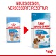 Vergleich der Verpackung von Royal Canin Welpenfutter, mit neuem Design und verbesserter Rezeptur. Der Text hebt '2-12 Monate' und 'Keine Konservierungsstoffe' hervor.