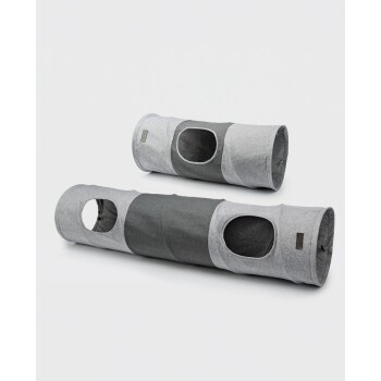 Zwei Haustier-Spieltunnel aus grauem und dunkelgrauem Stoff, mit runden Öffnungen für Haustiere zum Ein- und Aussteigen.