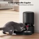 Eine graue Katze frisst aus einem modernen schwarzen automatischen Haustierfutterspender mit einer rosa Futterschüssel, mit Text auf Deutsch über sicheren Zugang.