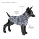 Ein schwarzer Hundemanikin in einem zebra-gestreiften UV-Shirt, beschriftet mit "UV-Schutz", "Insektenschutz" und "Leichtes Material."