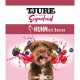 Hund mit einem verspielten Ausdruck, umgeben von bunten Spritzern von Beeren, mit dem Text "TJURE das Original Superfood" und "HUHN mit Beeren."
