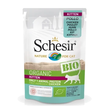 Verpackung von Schesir Bio-Kittenfutter, mit Huhn als erster Zutat, gekennzeichnet mit "BIO" und "nur 1 tierisches Protein."