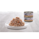Une assiette de thon effiloché avec des crevettes, accompagnée de deux boîtes de nourriture pour chat Almo Nature en arrière-plan.