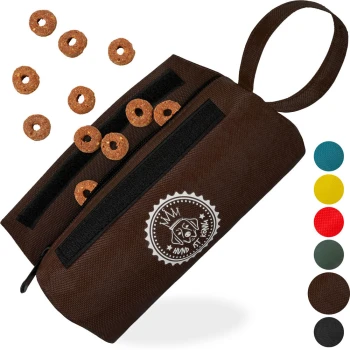 Braune Leckerlitasche für Haustiere mit einem Logo, das einen Hund zeigt, verstreuten runden Leckerlis und Farbmustern in Rot, Gelb, Grün, Blau und Schwarz.