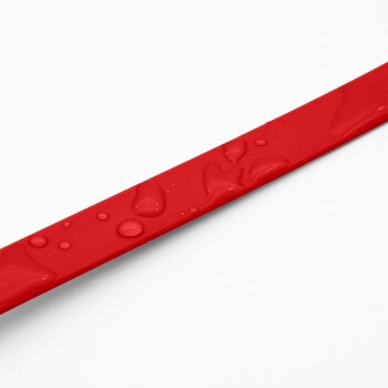 Eine Nahaufnahme eines lebhaft roten Haustierhalsbands mit Wassertropfen auf der Oberfläche, vor einem schlichten weißen Hintergrund.