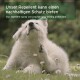Ein weißer flauschiger Welpe kratzt im Gras; eingeblendeter Text: 'Unser Repellent-Spray kann lang anhaltenden Schutz bieten'.
