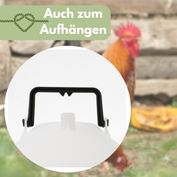 Schwarzer Kunststoffgriff an weißem Geflügelfutterspender, kreisförmige Nahaufnahme mit verschwommenem Hahn im Hintergrund; Text 'Auch zum Aufhängen'