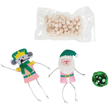 Tüte mit kleinen beigen Tierleckerlis und drei Katzenspielzeugen: gekröntes Mäuschen, Weihnachtsmann mit grünem Hut und eine glänzende grüne Schelle.