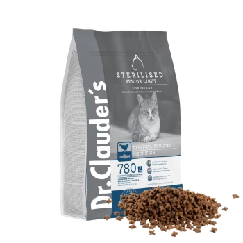Dr. Clauder's Sterilised Senior Light Katzenfutterbeutel mit grauem Design, mit einem Katzenbild und verstreutem Futter auf dem Boden.
