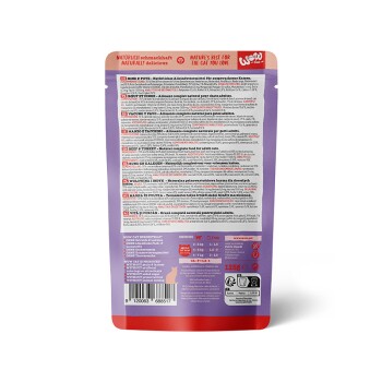 Dos d'un sachet de nourriture pour animaux de compagnie étiqueté "Naturellement délicieux" avec diverses options de viande listées en plusieurs langues, y compris dinde et poulet.