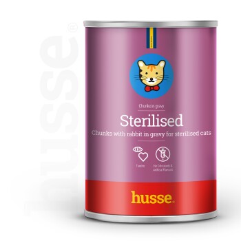 Lila Dose Katzenfutter, beschriftet mit "Sterilised" und Stückchen von Kaninchen in Soße, mit einem Cartoon-Katzenlogo und dem Hinweis auf keine künstlichen Aromen.