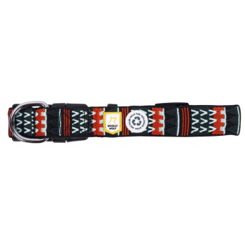 Bunter Hundehalsband mit einem geometrischen Muster in Schwarz, Rot und Weiß, mit "Woolly Wolf"-Logo und umweltfreundlichem Abzeichen.