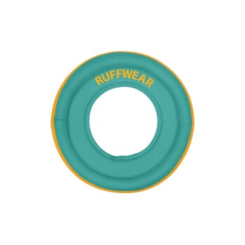 Ein türkisfarbenes Hundespielzeug in Form eines Rings mit gelbem Rand, auf dem der Text "RUFFWEAR" deutlich sichtbar ist.