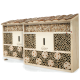 Holz-Insektenhotel mit der Aufschrift 'wildlife home', Bambusröhren, gebohrten Holzscheiben, Rindendach und gitterförmiger Oberseite, gefüllt mit Holzspänen