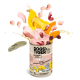 Eine Dose DOGS'n TIGER Hundefutter mit der Aufschrift "FROHSINN", die Stücke von Huhn, Kürbis und Kidneybohnen enthält, mit Spritzern von Flüssigkeit.