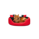 Ein flauschiger Pomeranian-Hund, der sich bequem in einem rot-schwarzen Haustierbett ausruht.