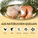 Rohe Hähnchen, Fisch und Lachs auf einem goldenen Teller mit Rosmarin und Symbolen. Text: "AUS NATÜRLICHEN QUELLEN."