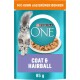 Emballage de nourriture pour chat Purina ONE mettant en avant un chat gris, avec un bol de nourriture et un texte indiquant "COAT & HAIRBALL" et "Mit Huhn und Grünen Bohnen."