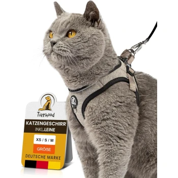 Eine graue Katze in einem Geschirr mit einer Leine neben einem Etikett, das liest: "Tierhood Katzengeschirr inkl. Leine, XS/S/M, Deutsche Marke."