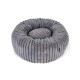 Rundes, plüschiges Haustierbett in sanftem Grau mit gerippter Textur, entworfen für Komfort und Stil.