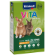 Eine bunte Haustierfutterbox mit zwei Kaninchen auf der Vorderseite, beschriftet mit "Vitakraft VITA SPECIAL 100% ALL IN ONE ADULT >6 MONATE" auf grünem Hintergrund.