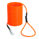 Leuchtend orangefarbene aufgerollte Hundeleine mit Metallclip und schwarzer verstärkter Griffschlaufe, isoliert auf weißem Hintergrund.