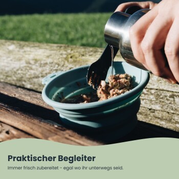 Eine Frau und ein Mann halten ein Zertifikat für den "Next Gen Pet Food" Preis mit einem "Wynn Pet Food" Paket neben ihnen.