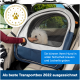 Ein kleiner weißer Hund in einer Transportbox im Auto, mit einer Person, die ihn streichelt. Enthält ein Abzeichen "2022 PET INNOVATION AWARD."