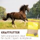 Braunes Pferd läuft auf einem Feld neben einem gelben Beutel Supravit Maiscobs Pferdefutter, beschriftet mit „Kraftfutter“ und deutschem Text.
