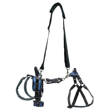 Blau-schwarzes verstellbares Haustiergeschirr mit gepolsterten Riemen und Metallclips, entworfen für Komfort und Sicherheit beim Spaziergang.