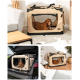 Ein brauner Hund ruht in einer beigen tragbaren Haustierbox mit Netzfenstern, die in einem modernen Wohnzimmer und im Kofferraum eines Autos platziert ist.