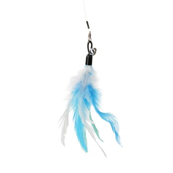 Jouet suspendu pour chat avec plumes bleues et blanches, petite clochette argentée et capuchon en plastique noir fixé à un clip métallique.